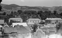 Pohľad z cintorína na domy Novej ulice, Dobšiná (1963)