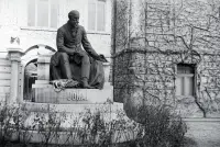 Pomník Mórica Jókaiho pred Podunajským múzeom, Komárno (1941)