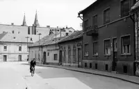 Ulica pri Trhovom námestí, v pozadí veže kostola sv. Ondreja, Komárno (1954)