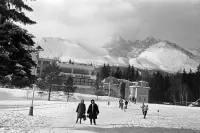 Hotel Morava, v pozadí Lomnický a Kežmarský štít, Vysoké Tatry (1965)