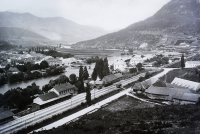 Panoráma mesta s Váhom, v popredí železničná stanica, Ružomberok (1906)