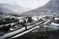 Panoráma mesta s Váhom, v popredí železničná stanica, Ružomberok (1906)