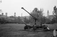 Vojenská technika pri Múzeu SNP, v pozadí veže katedrály, Banská Bystrica (1983)