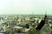 Pohľad z hradu na kostol sv. Mikuláša a dom Manderla, Bratislava (1956)