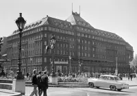 Hviezdoslavovo námestie, hotel Carlton a Mostová ulica, Bratislava (1956)