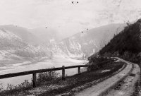 Váh pri Strečnianskej tiesňave a zrúcanina hradu Starhrad, Nezbudská Lúčka (1904)