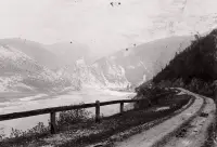 Váh pri Strečnianskej tiesňave a zrúcanina hradu Starhrad, Nezbudská Lúčka (1904)