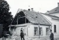 Domy na Kuzmányho ulici po bombardovaní v júni 1941, Košice (1941)