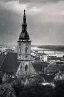 Pohľad z hradu na Dóm sv. Martina a železničný most, Bratislava (1958)