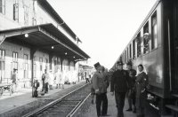 Nemocničný vlak Červeného kríža, železničiari na stanici, Košice (1942)