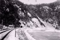 Váh pred Strečnianskou tiesňavou, v pozadí železničný tunel, Východná (1914)
