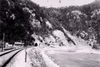 Váh pred Strečnianskou tiesňavou, v pozadí železničný tunel, Východná (1914)