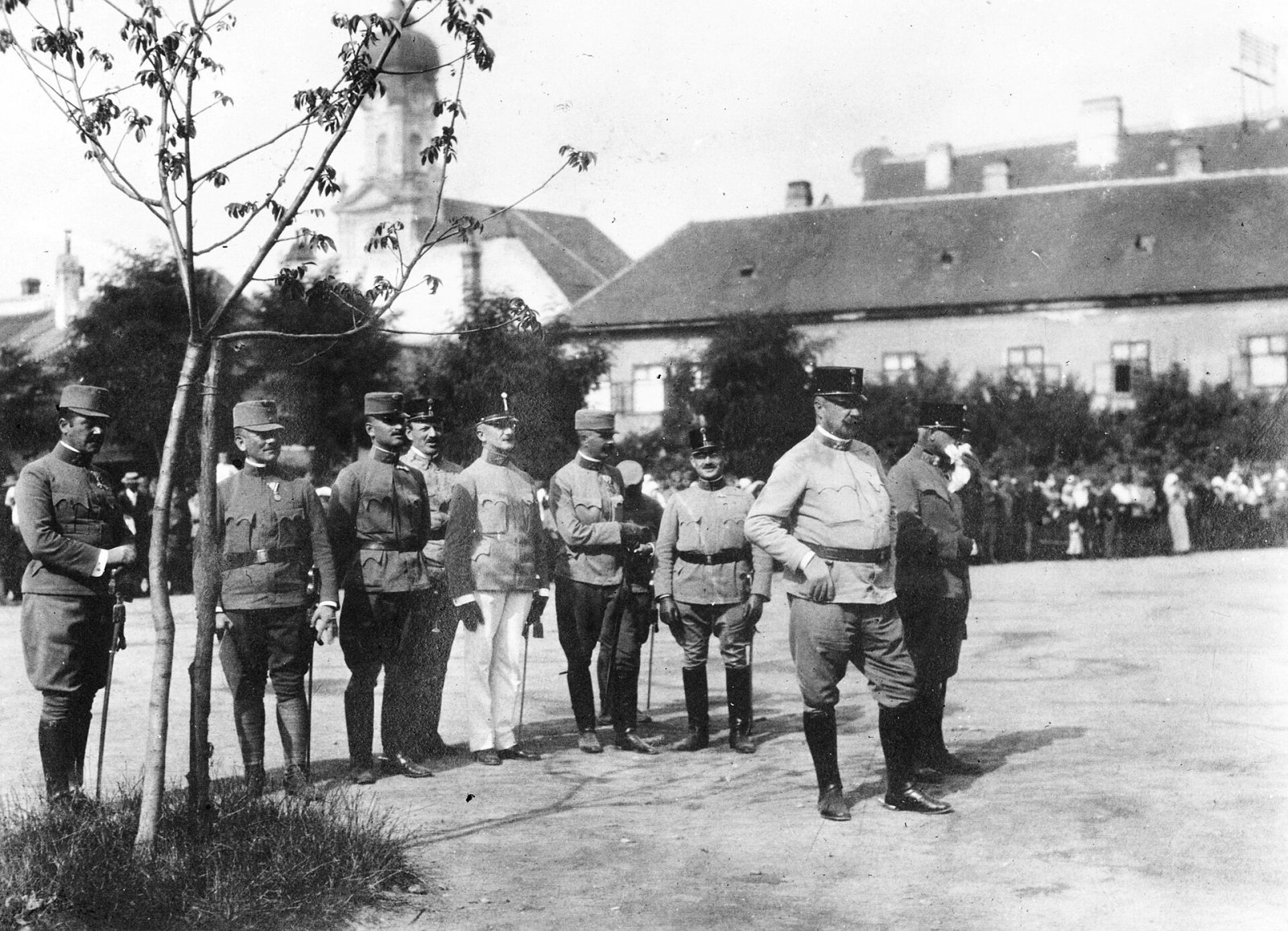 Špitálska ulica, nádvorie kasární a kostol sv. Alžbety, Staré Mesto, Bratislava (1916)