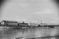 Pohľad cez Dunaj na Slovenské národné múzeum a železničný most, Bratislava (1960)