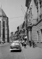 Hlavná ulica, vľavo Dóm sv. Alžbety, vzadu Trojičný kostol, Košice (1963)