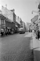Obchodná ulica s hradom v pozadí, Bratislava (1963)
