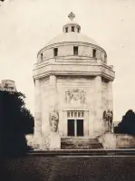Mauzóleum Františky a Dénesa Andrássyovcov, Krásnohorské Podhradie (1933)