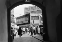 Socha sv. Jána Nepomuckého a obchodný dom Baťa, Bratislava (1974)