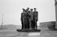 Súdržnosť, dielo Vladimíra Môťovského pri hrade, Bratislava (1983)