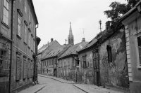 Kapitulská ulica, vzadu veža klariského kostola, Bratislava (1983)