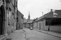 Kapitulská ulica, vzadu veža klariského kostola, Bratislava (1983)