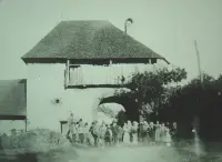 Dolná brána zo strany námestia, Pukanec (cca 1910)