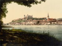 Pohľad cez rieku na hrad a mestskú zástavbu s dómom, Bratislava (1900)
