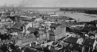 Pohľad zhora na strechy, synagógu a most cez rieku, Bratislava (1914)