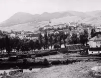 Panoráma mesta s Váhom, v popredí železničná stanica, Ružomberok (1933)
