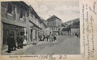 Ulica s obchodom a skupinkou ľudí, Kremnica (1906)