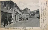 Ulica s obchodom a skupinkou ľudí, Kremnica (1906)