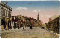 Ulica s vežou kostola, ozdobená zástavami, Lučenec (1905)