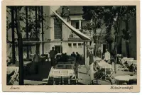 Záhradná terasa s hosťami reštaurácie Kalmár, Lučenec (1943)