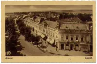 Pohľad zhora na nárožný palác a ulicu so stromami, Lučenec (1943)