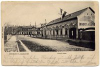 Železničná ulica s hostincom a zástavami, Lučenec (1905)