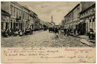 Masarykova ulica s trhovníkmi a povozmi, Lučenec (1902)