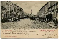 Masarykova ulica s trhovníkmi a povozmi, Lučenec (1902)