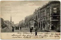 Masarykova ulica s obchodmi a chodcami, Lučenec (1905)