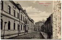 Bývalá ulica Sugár s dlhou budovou a stromčekmi, Lučenec (1909)