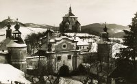 Piargska brána a Nový zámok, vľavo Kalvária, Banská Štiavnica (1930)