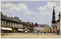 Námestie s obchodnými domami, kioskom a kostolom, Lučenec (1922)