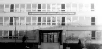 Priečelie SOU Ľ. Podjavorinskej, Prešov (1981)