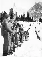 Sondovanie v lavíne v Mengusovskej doline, Vysoké Tatry (1974)
