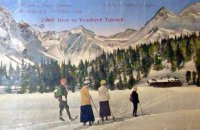 Lyžiari pred zasneženými štítmi a horskou chatou, Vysoké Tatry (1922)