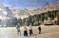 Lyžiari pred zasneženými štítmi a horskou chatou, Vysoké Tatry (1922)
