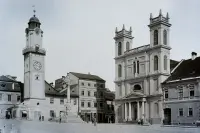 Námestie SNP, hodinová veža a Katedrála sv. Františka Xaverského, Banská Bystrica (1906)