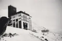 Horná stanica lanovky a observatórium na Lomnickom štíte, Vysoké Tatry (1945)