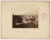 Drevené kúpeľné domy pod lesnatým svahom, Vysoké Tatry (1885)