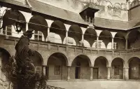 Arkádové nádvorie so sochou, Bratislava (1930-1949)