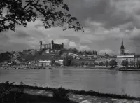 Pohľad na mesto a hrad cez Dunaj, Bratislava (1930-1949)